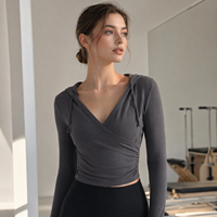 Haut de yoga pour femme, style vintage français, à capuche croisée, froncé, coupe courte et ajustée, en tissu mat, très extensible, respirant et à séchage rapide