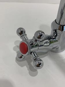 Mélangeur de salle de bain avec mélangeur d'eau chaude froide au <span class=keywords><strong>pied</strong></span> pas cher monté sur le pont salle de bain double poignée robinet en zinc - Product Image 4