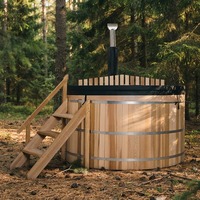 Bain à remous rond de luxe en cèdre rouge massif avec poêle à bois, bain de spa extérieur écologique en bois avec échelle en bois