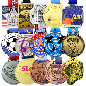 Medaglia Sportiva Personalizzata in Lega di Zinco 3D Dorata per Maratona, Design Personalizzato, Vendita all'Ingrosso - Product Image 1