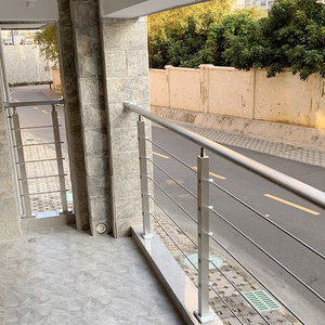 درابزين حديدي بتصميم كلاسيكي مزخرف، حاجز أمان للدرج والشرفة، درابزين فولاذ كربوني شديد التحمل ومقاوم للصدأ للشرفات. - Product Image 3