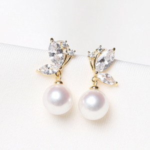 Orecchini a perno con perle a forma di farfalla da donna, eleganti e chic, con fiocco in perle finte, regalo per tutti i giorni - Product Image 3