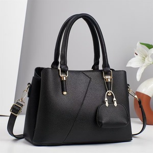 Sac à main élégant pour femme en PU bicolore avec bandoulière amovible et décoration à fermoir - Product Image 5