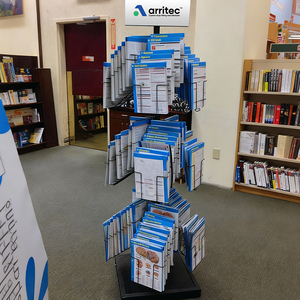 Support d'affichage de bande dessinée à double face avec logo personnalisé, support d'affichage de livre en métal autoportant pour <span class=keywords><strong>librairie</strong></span> - Product Image 2