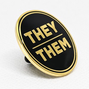 Pin de metal esmaltado personalizado con pronombres, ovalado, esmalte negro, letras plateadas, broche para ropa y bolsos, regalo de apoyo al orgullo, OEM ODM - Product Image 3