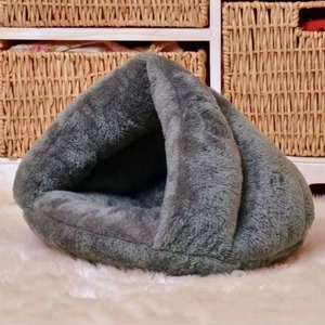 Échantillon Gratuit - Tapis de Lit pour Animaux de Compagnie en Forme de Triangle, Super Doux, Lavable, Épais, Confortable et Chaud pour Chats et Chiens - Product Image 4
