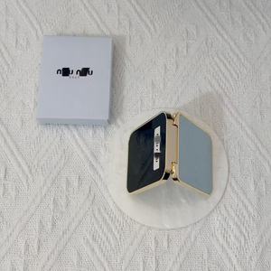 Miroir de maquillage carré en verre et métal de marque Exquisite, pratique, portable, petit miroir pliable pour retouches, emballage cadeau - Product Image 3
