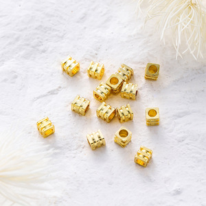 Cuentas espaciadoras cuadradas chapadas en oro de 4 mm para la fabricación de pulseras y accesorios de joyería - Product Image 3