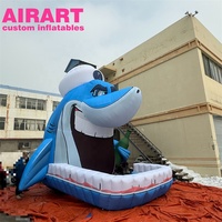 Indispensable pour les fêtes à la plage et à la piscine : aire de jeux gonflable sur le thème du requin, ballon gonflable en forme de requin de dessin animé