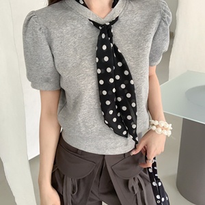 T-shirt Primaverile ILLIT Girl Group Minju, Stile Retrò Chic con Scollo a V, Stampa a <span class=keywords><strong>Pois</strong></span> e Maniche a Sbuffo - Product Image 2