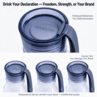 Bouteille d'eau personnalisée avec logo, 590 ml, avec couvercle FREEDOM en relief, translucide fumée, en plastique réutilisable, bouteille de fitness avec sangle en silicone