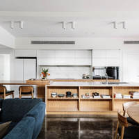 Cuisine contemporaine Vermonhouzz à aménagement ouvert, armoires en chêne blanc mat, îlot à compartiments ouverts, armoires de cuisine sur mesure