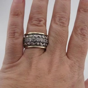 ZhuQian Großhandel Vergoldete <span class=keywords><strong>Retro</strong></span> Geschnitzte Ethnische Breite Herrenringe mit Einreihiger Funkelnder Zirkonia-Einlage - Product Image 2