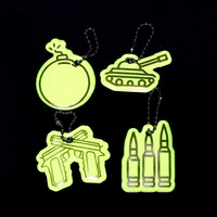 Breloque réfléchissante en PVC imprimée UV, style militaire vert fluorescent, motif art moderne avec pistolet et hélicoptère, pour sacs à dos