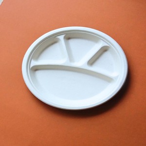 จานชานอ้อยแบบใช้แล้วทิ้ง ขนาด 11 นิ้ว ทรงกลม 4 ช่อง เป็นมิตรกับสิ่งแวดล้อม สำหรับงานเลี้ยง จัดเลี้ยง อาหารแบบกลับบ้าน ย่อยสลายได้ทางชีวภาพ - Product Image 1