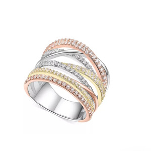 Anello con linea geometrica a tre tonalità per donna, gioielli alla moda con design intarsiato scintillante - Product Image 2