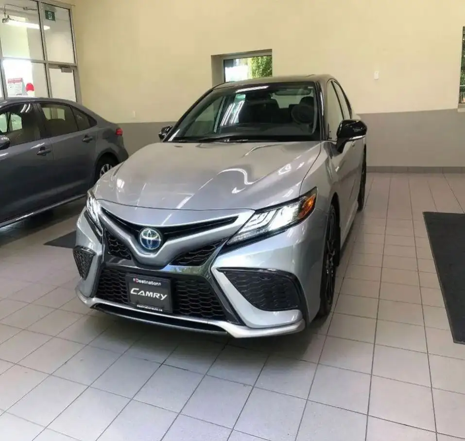 Sử dụng có sẵn TOYOTA CAMRY lai xse với mái nhà màu đen da đen 2023 2022 2021 2020