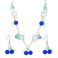 Nueva tendencia acrílico cereza fresa hoja joyería conjunto de tres piezas con perlas de imitación caja cadena collar suéter cadena estilo