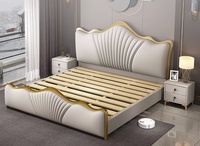Neue Designs Luxuriöses Kingsize-Bett aus Leder mit Goldrahmen aus Edelstahl, Hohes Doppelbett mit Gepolstertem Lederkopfteil