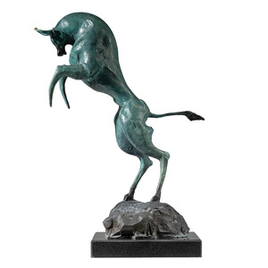 Escultura de Toro en Ascenso de Cobre y Oro, Figura Artística Hecha a Mano para Decoración de Mesa de Sala de Estar - Product Image 1