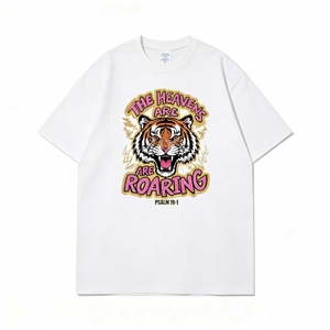 T-shirt bianca oversize con grafica tigre e versetto biblico 'The Heavens Are Roaring' da uomo - Product Image 2