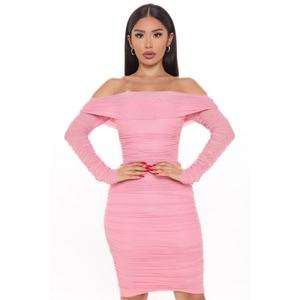 Vente en gros directe Robe sexy ajustée à épaules dénudées avec manches longues à volants, jupe courte portefeuille froncée pour l'automne - Product Image 2