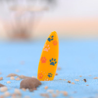 Mini planche de surf colorée Mini ornement en résine petite petite figurine artisanat accessoires pour la décoration de poisson