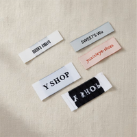 Étiquettes de col en polyester écologique tissées, étiquettes en tissu personnalisées, logo brodé, impression numérique, pliage central pour l'image de marque des vêtements