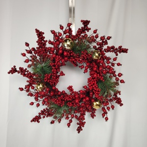 Guirlandes de Noël écologiques en pin et baies, personnalisées, grandes, avec baies rouges et boules dorées, pour la décoration de vitrines de centres commerciaux et de magasins - Product Image 4