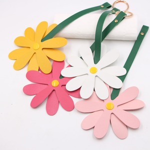 European and American Daisy Bag Pendant PU Leather Sunflower <b>Keychain</b> Luggage Accessories Pendant Matching - Product Image 1