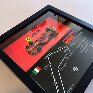 Modèle <span class=keywords><strong>de</strong></span> voiture <span class=keywords><strong>de</strong></span> course F1 Leclerc Grand Prix avec cadre <span class=keywords><strong>de</strong></span> présentation pour bureau - Product Image 2