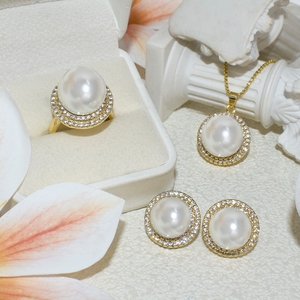 Orecchini a Perno con Perla a Sfera in Lega Placcata Oro, Eleganti e alla Moda per Anniversari - Product Image 6