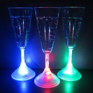 Flûtes de verres à <span class=keywords><strong>champagne</strong></span> <span class=keywords><strong>lumineuses</strong></span> à <span class=keywords><strong>LED</strong></span> de 7 oz pour la fête de mariage - Product Image 2