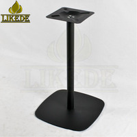 Table de bistrot en acier métallique avec revêtement en poudre noire, base carrée sur pied avec coins arrondis sécurisés