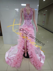 <span class=keywords><strong>Abito</strong></span> da Sera Elegante Ocstrade Personalizzato, Senza Maniche in <span class=keywords><strong>Raso</strong></span> Rosa con Strass, Spacco Alto e Strascico a Strati - Product Image 3