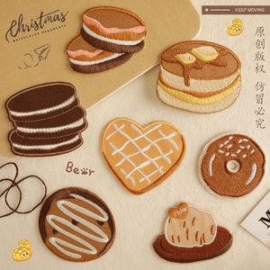 Grande collection de patchs autocollants mignons et colorés en forme de gâteau du désert, beignets, cupcakes et biscuits pour la décoration de chapeaux et de vêtements - Product Image 3