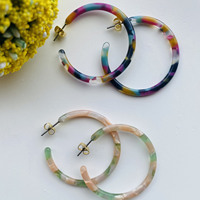 Boucles d'oreilles créoles en acrylique faites à la main en acétate de résine écaille de tortue légères et colorées avec poteau en argent