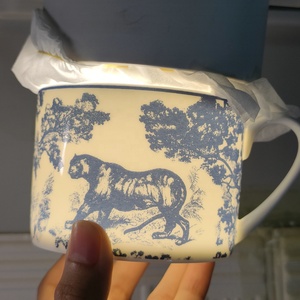 ชุดกาแฟพร้อมจานรอง ถ้วยน้ำชาสำหรับจิบน้ำชายามบ่าย ชุดถ้วยพร้อมกล่องของขวัญ รุ่น D ลายเสือ ทำจากกระเบื้องเคลือบอย่างดี หรูหรา พร้อมโลโก้ สำหรับงานเลี้ยง - Product Image 3