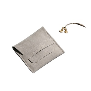Pochette d'emballage personnalisée avec logo en relief, petit sac de luxe en microfibre pour bijoux et colliers avec bande - Product Image 1