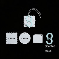 Étiquettes suspendues de luxe personnalisées en carton gaufré et parfumé, étiquettes de vêtements brodées, accessoires de confection pliés, taille personnalisée