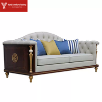 Ensemble de canapés Chesterfield en bois massif d'aspect européen, grand modèle trois places avec design durable pour le salon de la maison