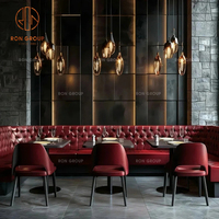 Ensemble de mobilier de restaurant commercial moderne et durable : banquette en cuir rouge et chaises avec table en bois pour cafés