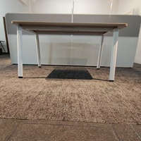 Bureau de travail moderne avec gestion des câbles, plateau en bois, pieds en métal blanc, tiroir de rangement, garantie de 3 ans, pour espace de travail commercial