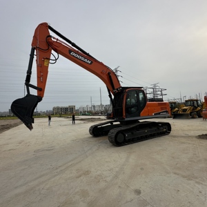 รถตักล้อยาง Doosan DX300LC รุ่นปี 2022 อุปกรณ์ก่อสร้างงานหนัก รับน้ำหนักได้ 30 ตัน สีส้ม พร้อมมอเตอร์ปั๊มแทร็กและลูกปืน - Product Image 1