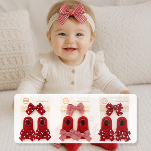 Set Regalo Accessori per Neonata: Fascia Natalizia e Calzini Rossi a Quadretti con Cuori e Pois, Fiocco in Cotone, Calzini alla Caviglia - Product Image 1