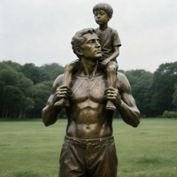 Statue en bronze grandeur nature, style traditionnel et moderne, représentant un père tenant sa fille, sur le thème des contes de fées musicaux, avec une réduction spéciale disponible