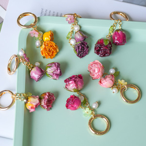 Porte-clés en résine de rose séchée véritable faits main Coolter 2026, imprimés UV, tendance, durables, charme éternel du printemps, accessoires de sac, cadeau pour elle - Product Image 5