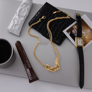 Collar de cadena de eslabones con cierre OT asimétrico con diseño clásico de piedra de circón para mujer de acero inoxidable chapado en oro de 18 quilates - Product Image 3