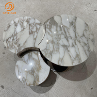Table d'appoint moderne de luxe à 3 niveaux avec dessus circulaire en marbre blanc et base métallique intégrée haute brillance, table d'appoint sculpturale