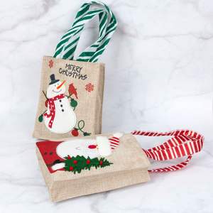 Vente en gros de sacs fourre-tout de cadeau de Noël en jute écologique et durable Petits sacs de cadeau d'achat de bonhomme de neige 19x15.5x4.5cm - Product Image 5